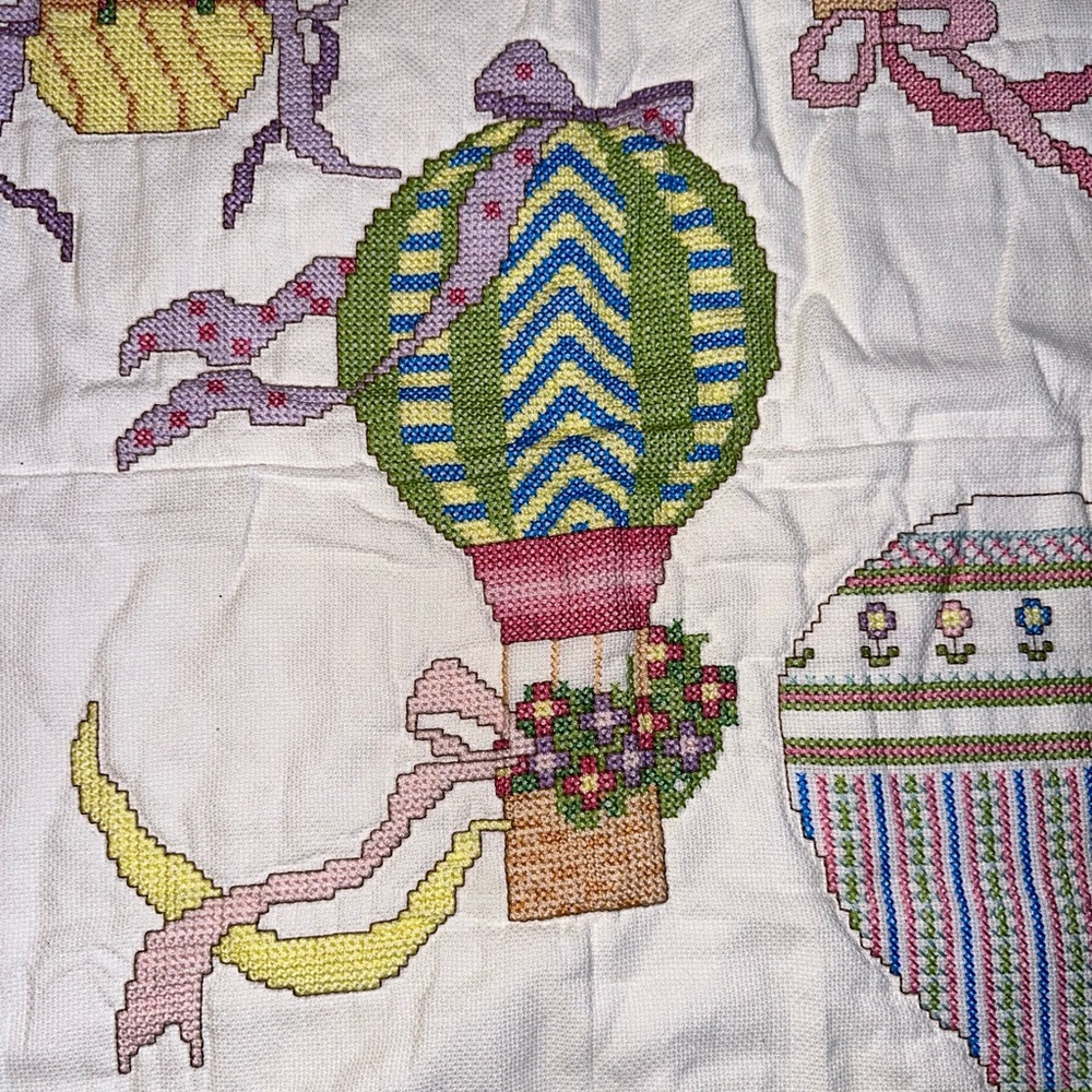 Hot air balloon baby blanket. There are 5 different hot air balloons - beautiful - Picture 5 of 11